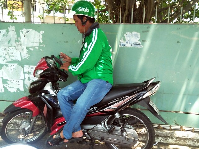 Grab và Uber cạnh tranh khốc liệt