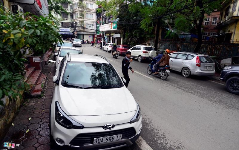 Hà Nội sau một tuần dọn dẹp vỉa hè hình ảnh 1 Ngày 10/3, Hà Nội ra quân dọn dẹp vỉa hè. Nhiều tuyến phố gọn gàng hơn, không còn tình trạng lấn chiếm, đỗ ôtô tràn lan. Trong ảnh là đường Tô Hiến Thành, chụp ngày 17/3.