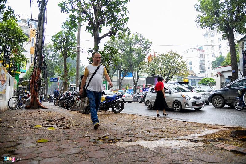 Hà Nội sau một tuần dọn dẹp vỉa hè hình ảnh 4 Phố Trần Bình Trọng (đoạn giao với Nguyễn Du cấm dừng đỗ), hai xe biển xanh thoải mái đỗ