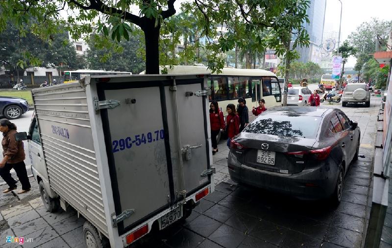 Hà Nội sau một tuần dọn dẹp vỉa hè hình ảnh 5 Đường Nguyễn Chí Thanh, cảnh nhiều ôtô đỗ lộn xộn, người đi bộ qua lại khá vất vả đã không còn.