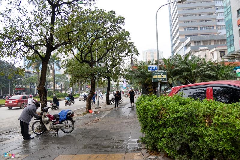 Hà Nội sau một tuần dọn dẹp vỉa hè hình ảnh 6 Đường Nguyễn Chí Thanh, cảnh nhiều ôtô đỗ lộn xộn, người đi bộ qua lại khá vất vả đã không còn.