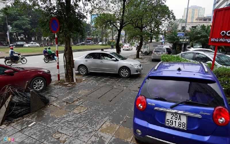 Hà Nội sau một tuần dọn dẹp vỉa hè hình ảnh 7 Đường Nguyễn Chí Thanh đoạn giao với Đê La Thành cũng hết cảnh ôtô đỗ ngang dọc, tràn lan.