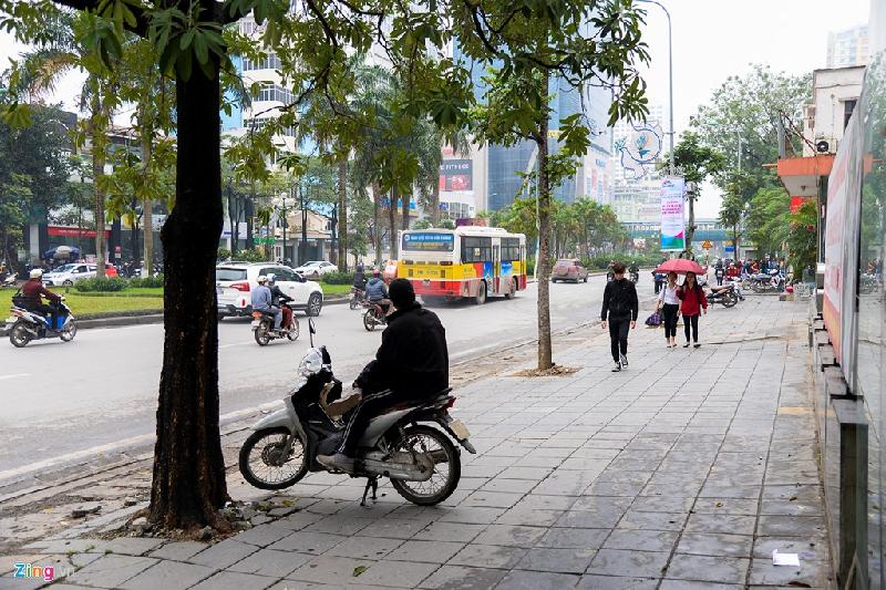 Hà Nội sau một tuần dọn dẹp vỉa hè hình ảnh 8 Đường Nguyễn Chí Thanh đoạn giao với Đê La Thành cũng hết cảnh ôtô đỗ ngang dọc, tràn lan.