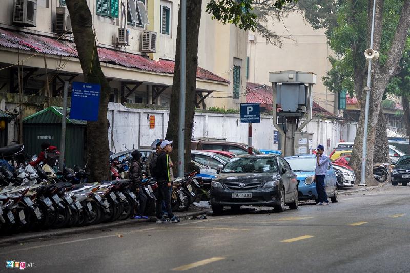 Hà Nội sau một tuần dọn dẹp vỉa hè hình ảnh 10 Tuy nhiên, một số tuyến phố vẫn chưa thay đổi nhiều. Phố Quán Sứ, bãi xe do Công ty TNHH MTV điểm đỗ xe Hà Nội khai thác chiếm hết vỉa hè, người đi bộ phải dạt xuống lòng đường.