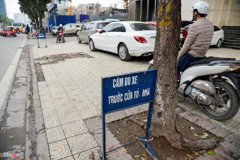 Hà Nội sau một tuần dọn dẹp vỉa hè hình ảnh 11 Có biển cấm đỗ xe trước cửa tòa nhà nhưng nhiều ôtô vẫn