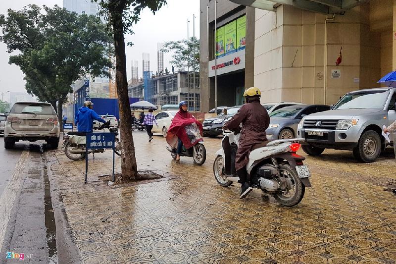 Hà Nội sau một tuần dọn dẹp vỉa hè hình ảnh 12 Có biển cấm đỗ xe trước cửa tòa nhà nhưng nhiều ôtô vẫn