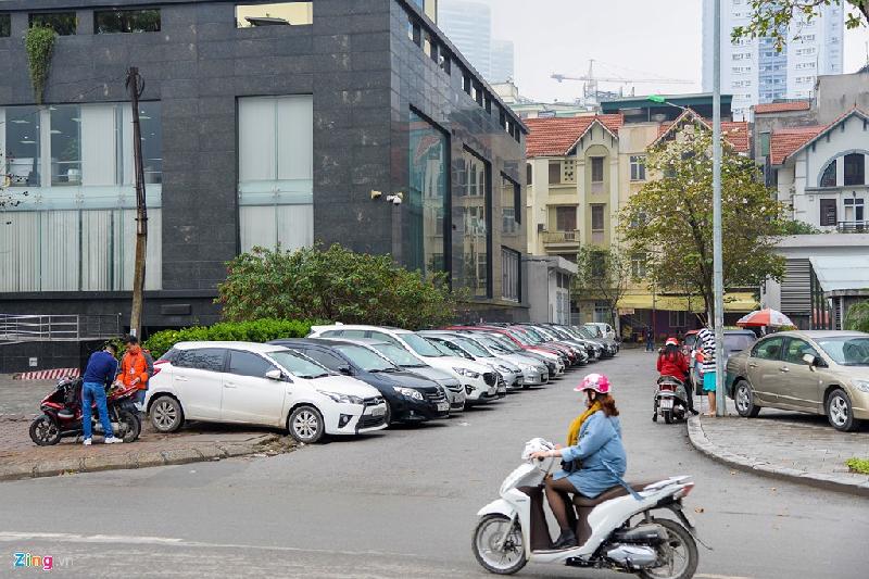 Hà Nội sau một tuần dọn dẹp vỉa hè hình ảnh 14 Bên cạnh tòa nhà của Tổng công ty viễn thông Mobifone (Lô VP1, Yên Hoà, Cầu Giấy, Hà Nội) ôtô đỗ đầy vỉa hè lẫn lòng đường sau một tuần ra quân.