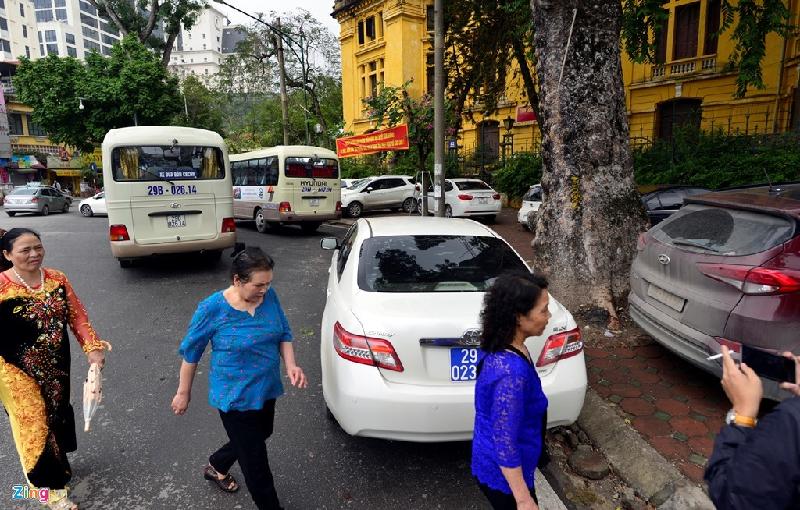 Hà Nội sau một tuần dọn dẹp vỉa hè hình ảnh 15 Trên đường Lý Thường Kiệt (đoạn giao với Quán Sứ, cấm dừng đỗ), ôtô đỗ tràn lan trên vỉa hè và lòng đường.
