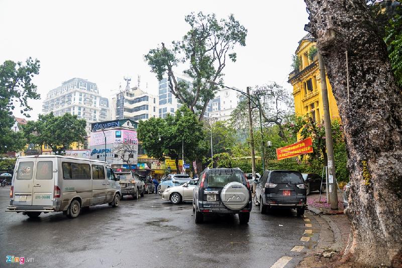 Hà Nội sau một tuần dọn dẹp vỉa hè hình ảnh 16 Trên đường Lý Thường Kiệt (đoạn giao với Quán Sứ, cấm dừng đỗ), ôtô đỗ tràn lan trên vỉa hè và lòng đường.