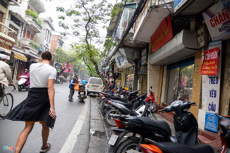 Hà Nội sau một tuần dọn dẹp vỉa hè hình ảnh 20 Khu vực phố cổ, trước cổng UBND phường Cửa Đông (Hoàn Kiếm).