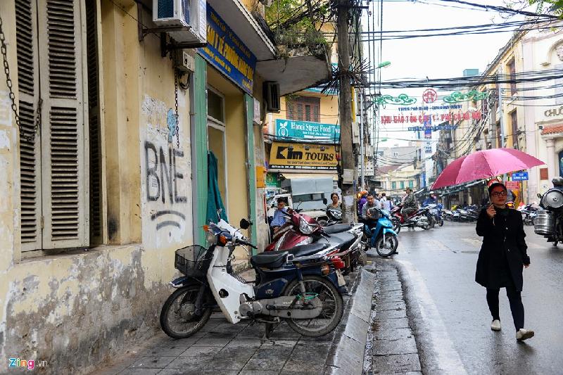 Hà Nội sau một tuần dọn dẹp vỉa hè hình ảnh 22 Trạm Y tế phường Hàng Bạc cũng chung tình trạng dù số xe máy trên vỉa hè có giảm.