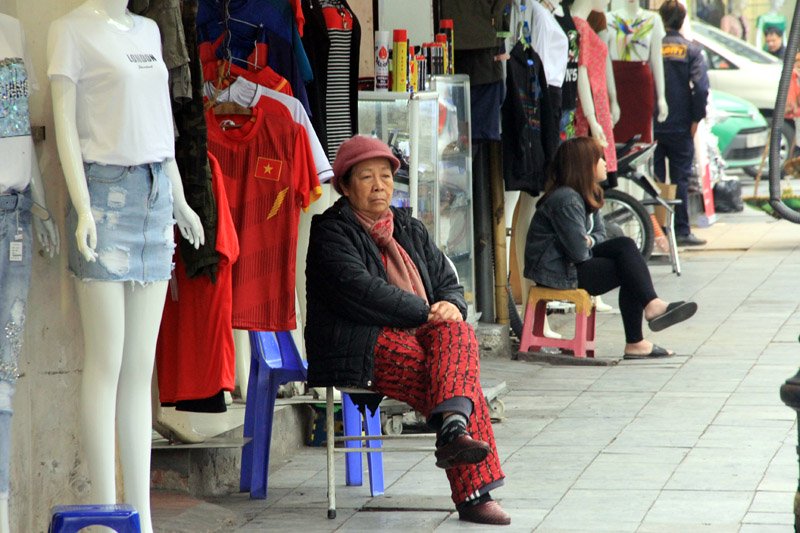 Hà Nội: Vỉa hè quang đãng, quán xá đìu hiu trước giờ G