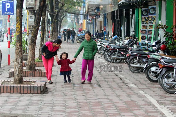 Người đi bộ ở phố Trần Thái Tông, quận Cầu Giấy thoải mái đi trên phần hè 