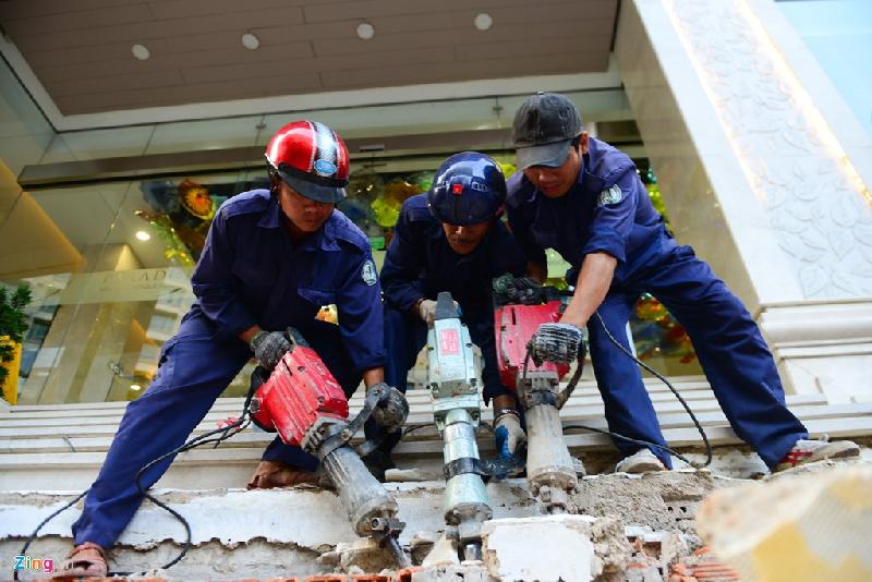 Hàng loạt bậc tam cấp khách sạn 5 sao ở quận 1 bị đập bỏ hình ảnh 4 Lực lượng chức năng nhanh chóng đập bỏ các bậc tam cấp của khách sạn 3 sao lấn ra vỉa hè.