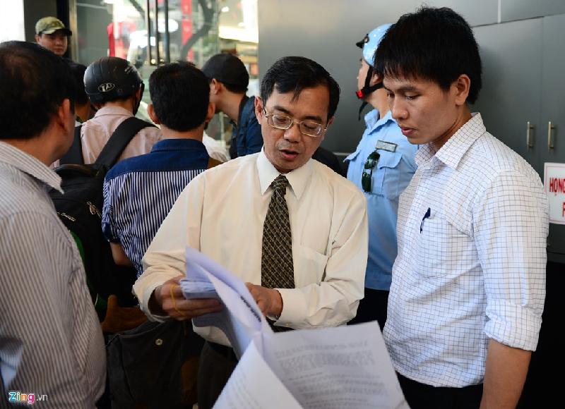 Hàng loạt bậc tam cấp khách sạn 5 sao ở quận 1 bị đập bỏ hình ảnh 6 Tại đây, đại diện khách sạn đã đem một số giấy tờ liên quan đến phần công trình này. Tuy nhiên, sau khi người này không xuất trình được quyền sử dụng đất, lực lượng chức năng đã tiến hành cưỡng chế tháo dỡ.
