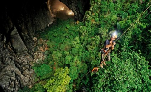 Muốn vào trong hang, du khách phải đi xuống dưới chừng 80m bằng dây thừng