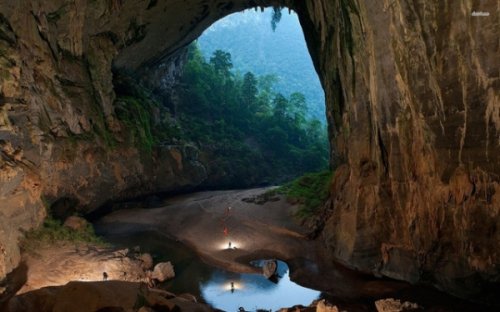 Có một dòng sông bên trong hang động