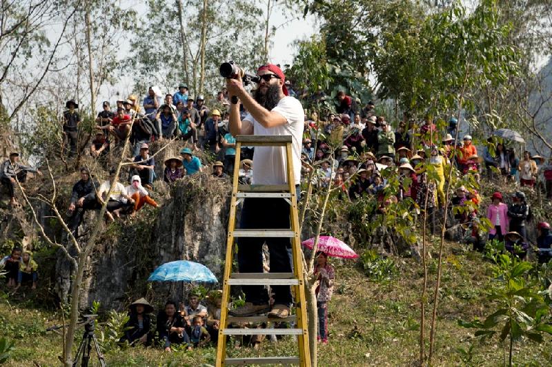 Đầu năm 2016, Jordan Vogt-Roberts cùng đoàn làm phim lên tới hàng trăm người tới Ninh Bình, Quảng Bình và vịnh Hạ Long để ghi hình bom tấn Kong: Skull Island. Sự kiện thu hút dư luận bởi đây là lần đầu tiên Việt Nam được đón tiếp một đoàn làm phim bom tấn Hollywood, bao gồm cả diễn viên, tới thực địa để trực tiếp ghi hình.