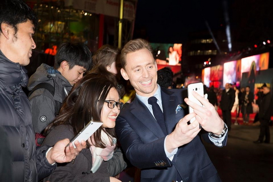 Tom Hiddleston xuất hiện trong bộ vest lịch lãm, thân thiện chụp hình và trả lời với truyền thông tại Anh Quốc.
