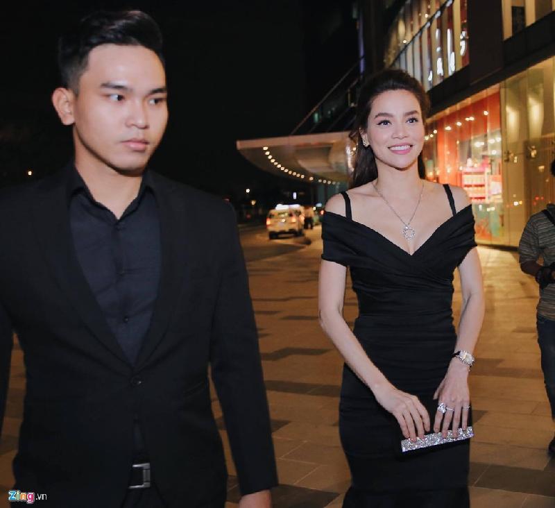 Chỉ trước đó vài phút, các nghệ sĩ vẫn rạng rỡ khi tham dự sự kiện. Hồ Ngọc Hà với tư cách nghệ sĩ đồng hành trong chiến dịch quảng bá xuất hiện nổi bật trước ống kính.