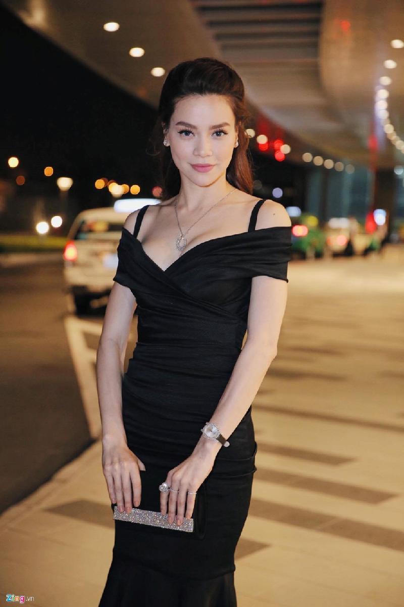 Cô gợi cảm với bộ đầm bó sát khoét cổ chữ V phối trang sức kim cương đắt đỏ. Hồ Ngọc Hà tiết lộ đã mời Tom Hiddleston đến Việt Nam tham dự một số sự kiện quảng bá khi có dịp gặp anh ở Milan. Tuy nhiên, tài tử chưa thể trả lời vì còn khá nhiều lịch trình chưa thu xếp.