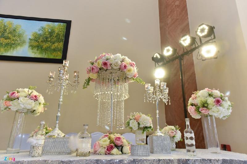 Không gian tiệc cưới được trang trí sang trọng với tông màu trắng chủ đạo. 