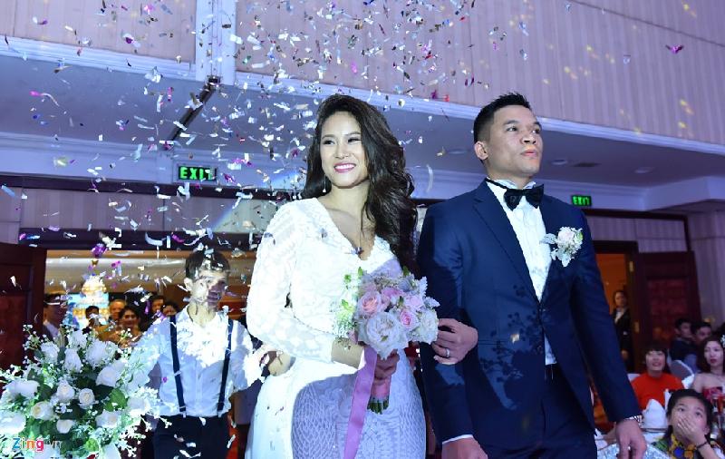Trong lễ cưới, Vân Anh cũng diện bộ đầm ren trắng kiểu dáng đơn giản, không cầu kỳ. Còn chú rể Khánh Sơn mặc vest tuxedo. 