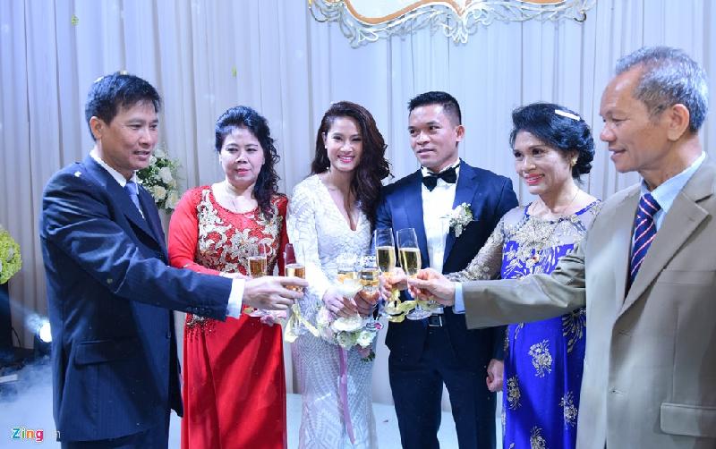 Nữ diễn viên Máy bay ký sự gần như giữ kín mọi thông tin về chú rể. Cô cũng không chia sẻ với truyền thông chuyện lên xe hoa lần hai. 