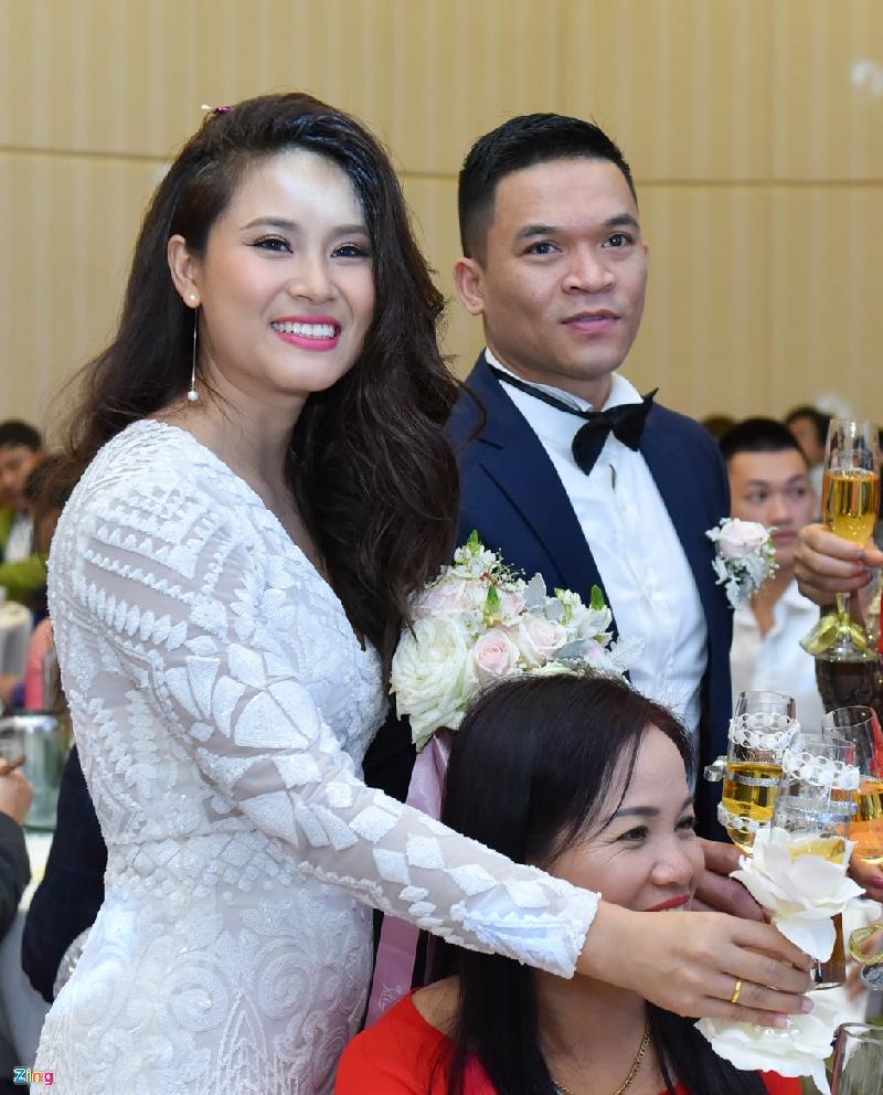 Cô dâu Vân Anh rạng rỡ bên người bạn đời. Người đẹp quan niệm điều quan trọng nhất trong tình yêu là thoải mái và được là chính mình. 