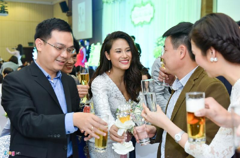Trước đó, Vân Anh kết hôn với người chồng đầu tiên vào giữa năm 2013. Cô là người sống kín tiếng, gần như không bao giờ chia sẻ chuyện cá nhân trên mặt báo. Mãi đến tháng 10/2015, khi tham gia chương trình Bữa trưa vui vẻ, người đẹp mới tiết lộ chuyện ly hôn và sống độc thân được một thời gian. 