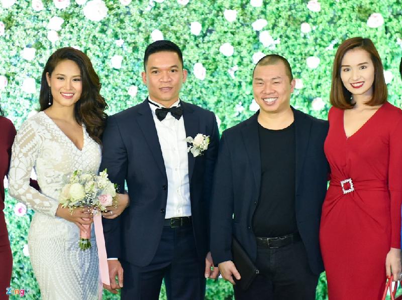 Diễn viên Hải Anh và Lã Thanh Huyền đến dự hôn lễ của đồng nghiệp.  