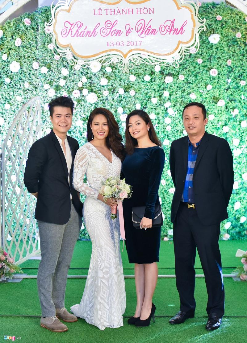 Vân Anh từng tâm sự dù không qua trường lớp đào tạo nhưng cô rất yêu thích điện ảnh. Đến nay, cô tham gia khoảng 5 phim, trong đó có Hoa cỏ may 2, Sóng ngầm, Máy bay ký sự.