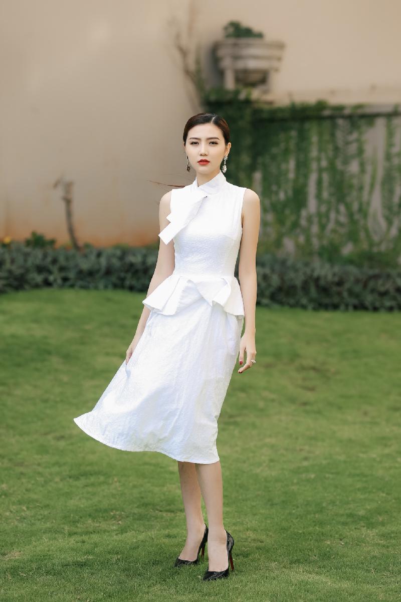 Tham dự buổi chấm thi sáng nay, Hoa hậu Ngọc Duyên diện bộ đầm trắng tinh khôi của NTK Lê Thanh Hoà.