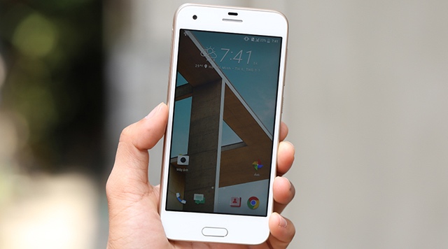 HTC One A9s (Giá 5.990.000 đồng): là phiên bản kế thừa của A9 ra mắt trước đó của HTC, do đó không có gì ngạc nhiên khi A9s có ngoại hình giống với A9. Chiếc máy có thiết kế kim loại nguyên khối, các góc được bo tròn nhẹ nhàng. Máy sử dụng màn hình Super LCD kích thước 5 inch, độ phân giải HD, kính bảo vệ Gorilla Glass. Camera chính của A9s độ phân giải 13MP, tích hợp đèn flash LED 2 màu; camera trước độ phân giải 5MP, có thể chụp bằng giọng nói hoặc chụp hẹn giờ. Chiếc điện thoại của HTC dùng vi xử lý MTK Helio P10 8 nhân 64-bit, RAM 2GB, bộ nhớ trong 16GB, khe cắm thẻ có thể mở rộng tối đa dung lượng 2TB. Máy có cảm biến vân tay đặt tại nút Home, 1 khe cắm SIM, pin dung lượng 2.600mAh, chạy hệ điều hành Android 6.0. Thấp hơn A9s, người dùng có thể chọn HTC One E9 Dual (4.990.000 đồng) hay HTC Desire 628 (3.890.000 đồng).