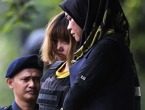 Đoàn Thị Hương mặc áo chống đạn rời tòa án vụ Kim Jong Nam