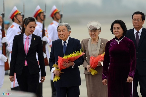 Đón Nhà vua và Hoàng hậu Nhật Bản tại sân bay là Phó chủ tịch nước Đặng Thị Ngọc Thịnh. Theo lời của ngài Hatsuhisa Takashima, Thư ký báo chí của Nhà vua Akihito, trước khi khởi hành tới Việt Nam tại sân bay quốc tế Haneda, Nhà vua khẳng định chuyến đi lần này là tín hiệu tốt đẹp của mối quan hệ bền chặt giữa hai quốc gia.