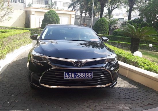 Thủ tướng yêu cầu làm rõ việc doanh nghiệp tặng xe sang