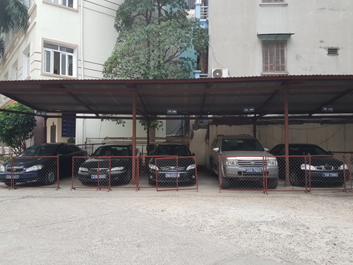8 cơ quan ở Hà Nội niêm phong xe biển xanh