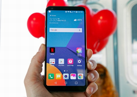 LG G6. Sẽ ra mắt thị trường vào ngày 26/3 tới đây, LG G6 được trang bị chip Snapdragon 835, bộ nhớ RAM 6 GB, ROM 128 GB, pin 5.000 mAh cùng bộ camera kép 16 MP mặt sau. Máy cũng hỗ trợ sạc nhanh với khả năng sạc đầy pin trong 30 phút. Sản phẩm cũng đi kèm với camera kép 13 MP ở mặt lưng cùng camera góc rộng 5 MP ở mặt trước. Các thông số còn lại gồm màn hình 5.7 inch QHD+ 2880 x 1440 px, chip Snapdragon 821, dung lượng RAM 4 GB kèm bộ nhớ trong 32 GB, viên pin 3.300 mAh, khả năng chống bụi và nước tiêu chuẩn IP68. Sản phẩm khởi chạy Android 7.1 mới nhất.