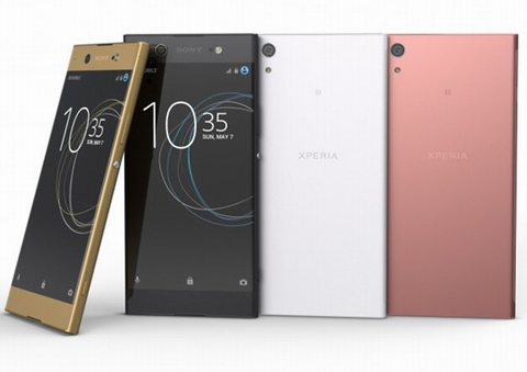 Sony Xperia XA1 Ultra. Sony Xperia XA1 Ultra được trang bị camera selfie lên đến 16 megapixel. Cao cấp hơn XA1 là Sony Xperia XA1 Ultra, máy cũng được nâng cấp phần cứng so với thế hệ Ultra trước đây. Xperia XA1 Ultra sở hữu camera selfie 16 megapixel, kích cỡ cảm biến là 1/ 2.6 inch, tiêu cự 23mm cùng khẩu độ f2.0. Camera sau máy là 23 megapixel với cảm biến 1/2.3 inch, tiêu cự 23mm và khẩu độ f2.0. Tuy được trang bị SteadyShot nhưng máy không có chống rung quang học. Kích thước Sony Xperia XA1 Ultra có phần lớn hơn XA1, với màn hình 6 inch độ phân giải 1080 x 1920 pixel. So với XZ Premium, máy có trọng lượng nhẹ hơn. Máy được trang bị chip xử lý MediaTek Helio P20 với RAM 4 GB, bộ lưu trữ trong 64 GB nhưng dung lượng pin chỉ ở mức 2700mAh.