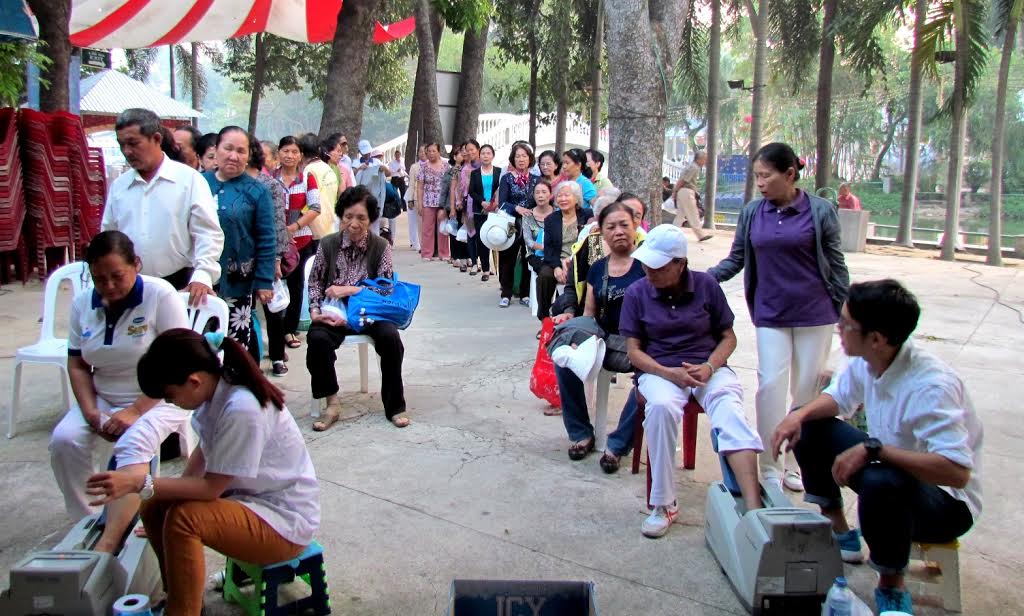 Hoạt động đo loãng xương cho người cao tuổi tham gia chương trình được hưởng ứng nhiệt tình