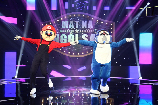 Cặp đấu 1: Nấm Lùn Mario-  Mèo Ú Đi Biển  Cặp đôi Nấm Lùn Mario - Mèo Ú Đi Biển kết hợp với nhau qua ca khúc Tình Là Sợi Tơ.Trường Giang khen tiết mục rất dễ thương. Tóc Tiên cũng đồng tình và cho rằng hai bạn thí sinh mặt nạ này còn rất trẻ.
