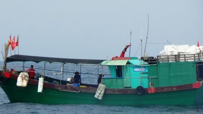 Bắt 2 tàu cá Trung Quốc xâm phạm vùng biển Việt Nam