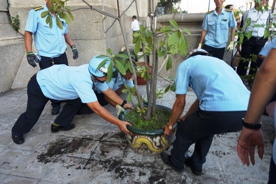 Phó chủ tịch phường đi dẹp vỉa hè bị đánh gãy tay