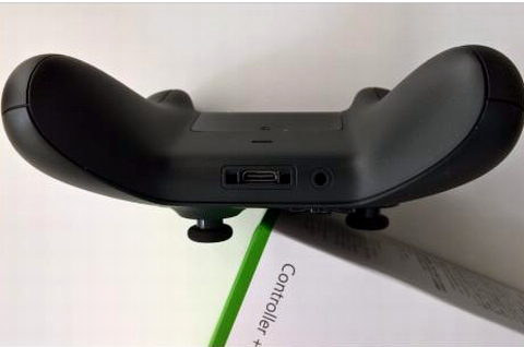 Ngoài kết nối microUSB, tay chơi game Xbox còn có thể kết nối Bluetooth và có kết nối wifi chuẩn 2.4GHz. Một điểm ưu nữa là thiết bị có khe cắm tai nghe để trải nghiệm âm thanh trò chơi theo cách thuận tiện nhất. Jack 3.5mm audio được thiết kế ngay trên tay cầm, cạnh cổng microUSB. Tay chơi Xbox Controller + Cable mới hỗ trợ toàn bộ các máy tính từ Windows 7 cho đến Windows 10 nhưng thể hiện tốt nhất trên nền tảng Windows 10. Và hệt như danh tiếng của dòng Xbox, tay chơi hỗ trợ mượt mà mọi tựa game trên Windows và Xbox, đặc biệt là các game bom tấn hiện nay như FPS, Action-Adventure, Racing, Sports.