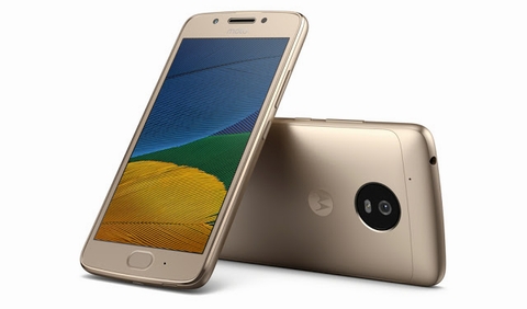 Moto G5 và Moto G5 Plus gây chú ý bởi những tính năng cao cấp nhưng mức giá lại không cao. Cả 2 mẫu máy mới đều có thiết kế kim loại được gia công tinh xảo – điểm cải tiến khác biệt đầu tiên của dòng Moto G. Cả hai cùng sở hữu màn hình LCD FHD 1080p, trong đó màn hình G5 là 5 inch và của G5 Plus là 5,2 inch; chip Snapdragon 625, RAM 2GB. Moto G5 Plus sở hữu camera sau độ phân giải 12 MP với khẩu độ f/1.7 cùng đèn LED 2 tông màu, còn G5 lại sở hữu camera 13 MP, khẩu độ f/2.0 với công nghệ lấy nét tự động.