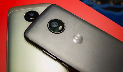 Moto G5 và Moto G5 Plus sẽ bán ra trong tháng 3 này. Moto G5 có giá khởi điểm 199 Euro (~4,7 triệu đồng) cho phiên bản 2GB RAM/16GB bộ nhớ. Moto G Plus có giá khởi điểm 229 Euro (~5,47 triệu đồng) cho phiên bản 2GB RAM/32GB.