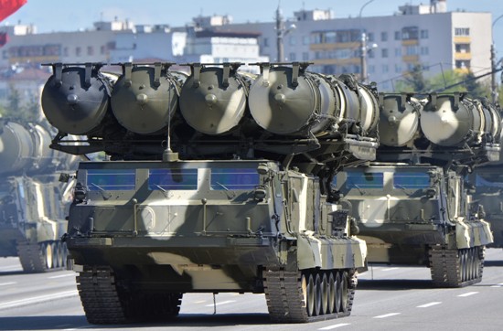Hệ thống tên lửa phòng không S-300 là hệ thống tên lửa di động vô cùng tinh vi, có khả năng phá hủy tên lửa hành trình và chiến đấu cơ của đối phương. Được xem là một trong những tên lửa quý giá nhất của Nga, S-300, hay SA-20 Gargoyles theo cách gọi của NATO, có thể bắn hạ máy bay và tên lửa đạn đạo ở tầm xa 150km và ở độ cao lên tới 27km.