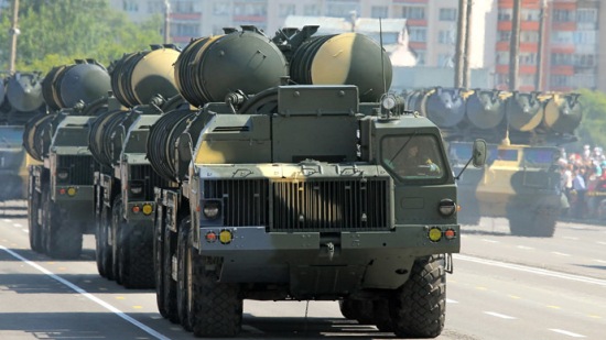 S-300 ban đầu được thiết kế nhằm mục đích giúp Nga đảm bảo an ninh cho các cơ sở công nghiệp và hành chính lớn, các căn cứ quân sự và kiểm soát không phận nước Nga trước máy bay tấn công của kẻ thù. 