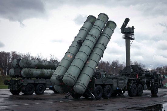 Hệ thống S-300 được thiết kế để tiêu diệt tất cả phương tiện tiến công hỏa lực đường không của địch, các loại máy bay chiến lược, tên lửa hành trình, tên lửa đạn đạo với độ chính xác rất cao, cự ly xa hàng trăm km, độ cao lớn.